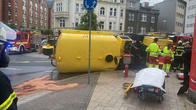 Lkw in Dortmund kippt um - Fahrer wird schwer verletzt