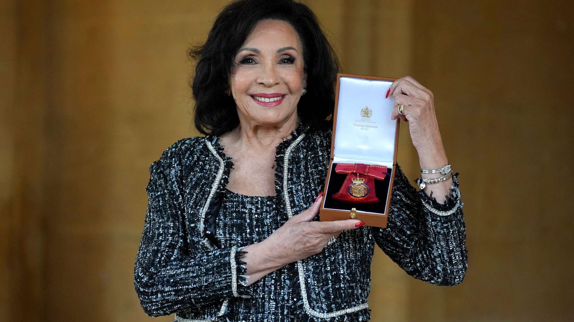 Shirley Bassey erhält Auszeichnung von König Charles