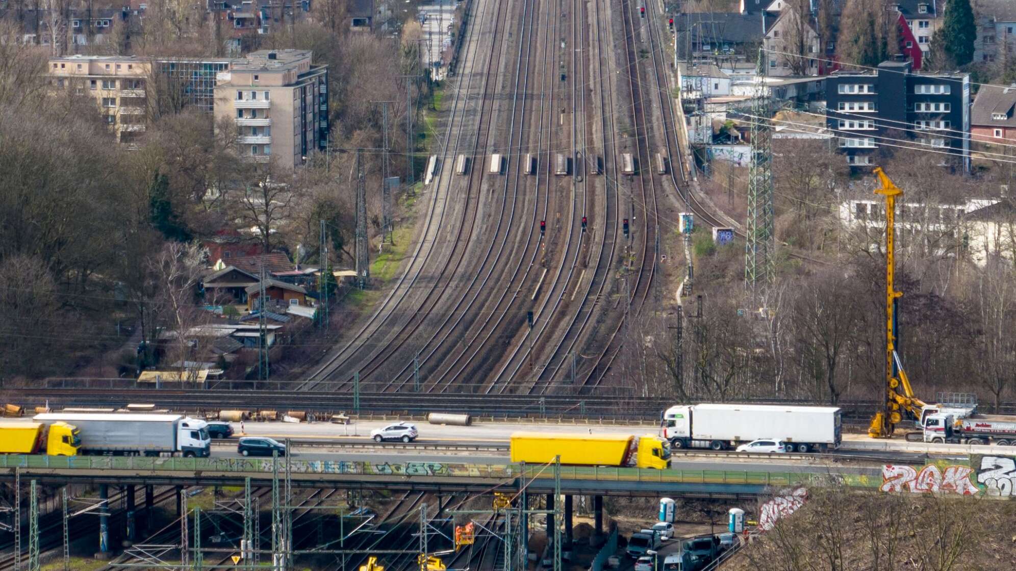 Bahnstrecke am Autobahnkreuz Kaiserberg