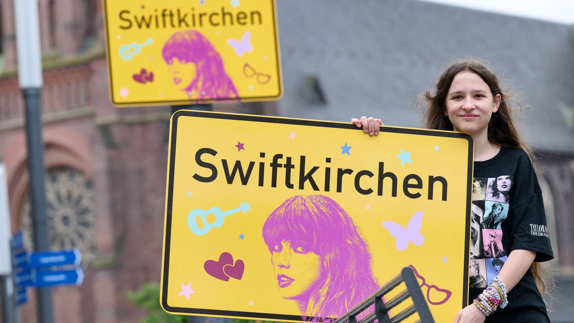 Ortsschild "Swiftkirchen" zu Ehren von Taylor Swift