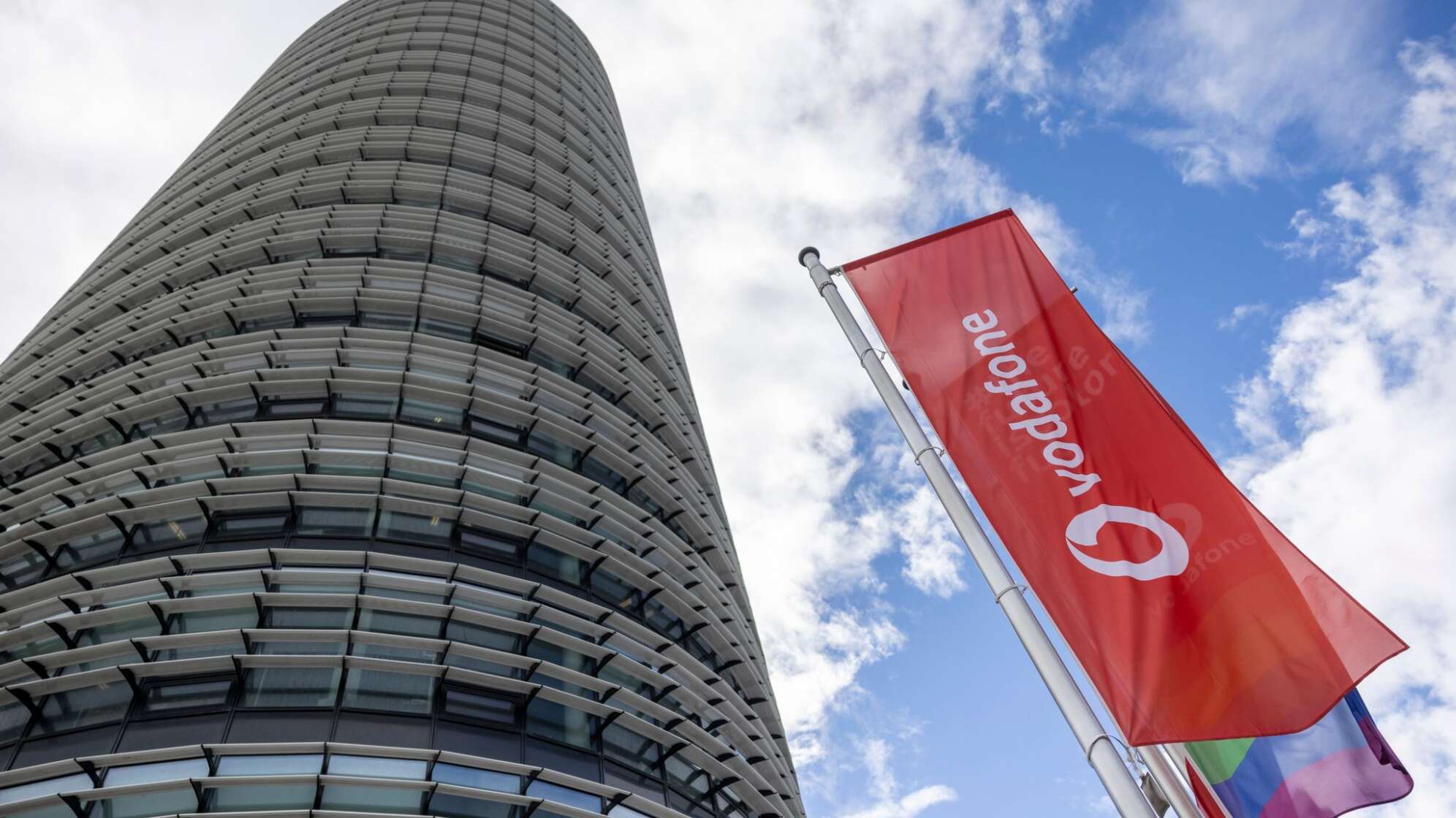 Vodafone-Flaggen vor der Deutschlandzentrale