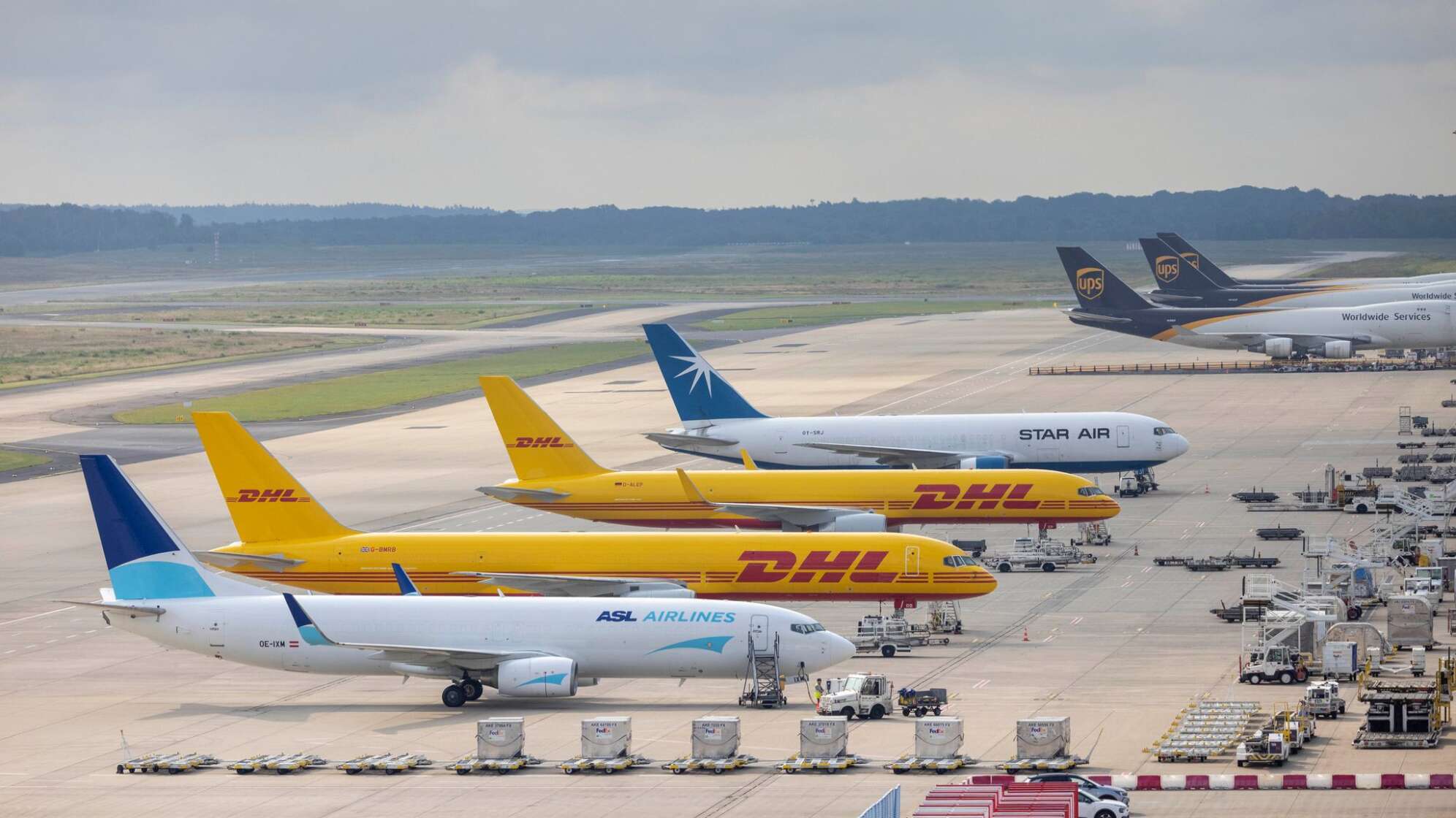 Klimaaktivisten kleben sich am Flughafen Köln/Bonn fest