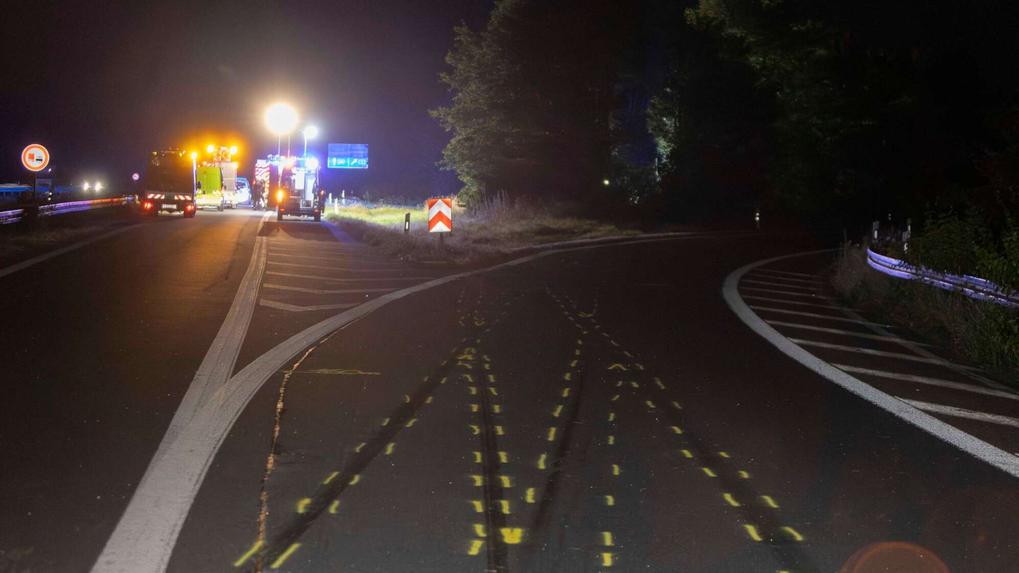 Zwei Menschen vermutlich bei Autorennen auf A44 verbrannt