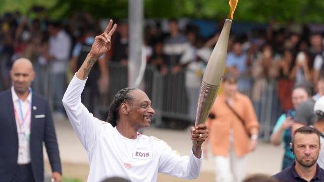 Applaus und kleiner Tanz: Snoop Dogg trägt olympische Flamme