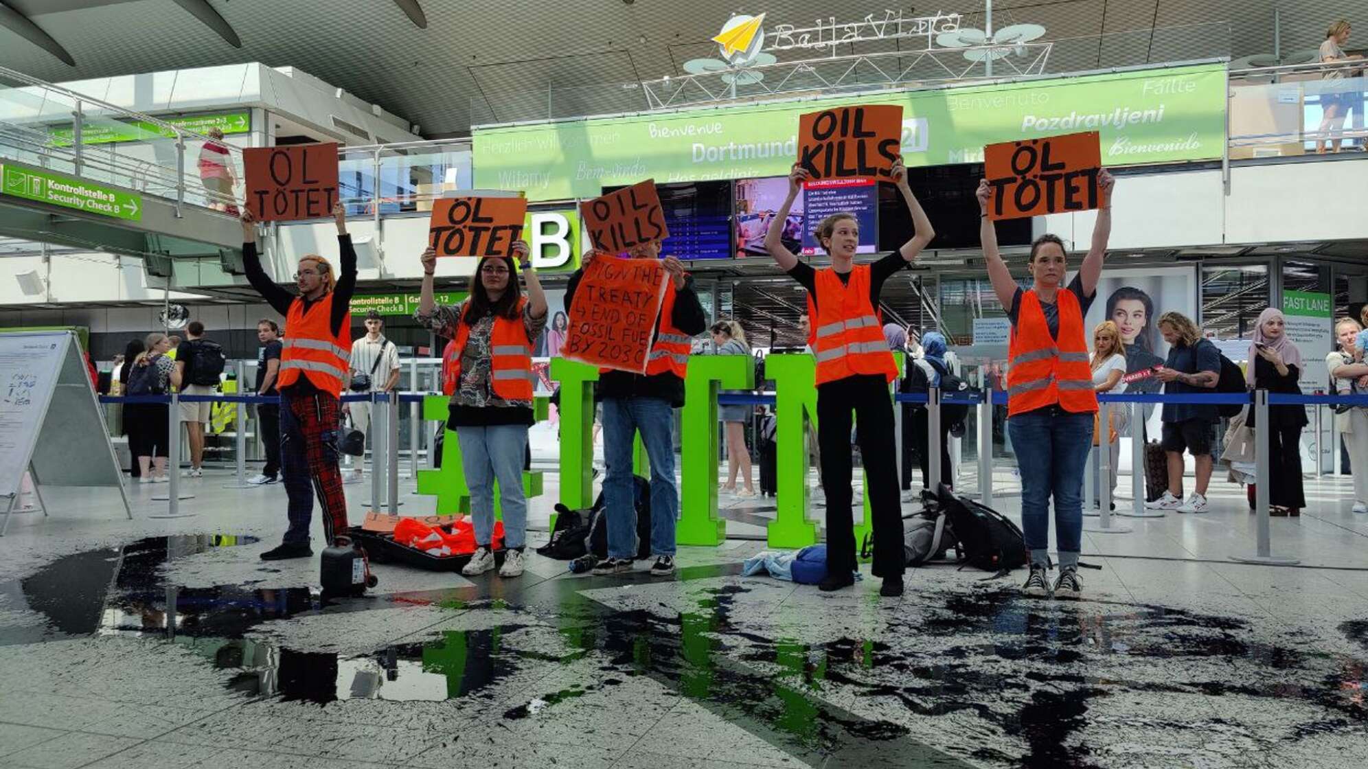 Klima-Demonstranten protestieren im Flughafen Dortmund