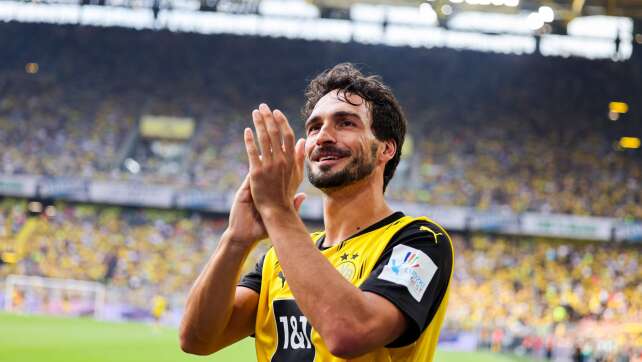 Mats Hummels mit Elektroroller zum Abschiedsspiel beim BVB