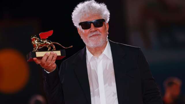 «The Room Next Door» von Pedro Almodóvar gewinnt in Venedig