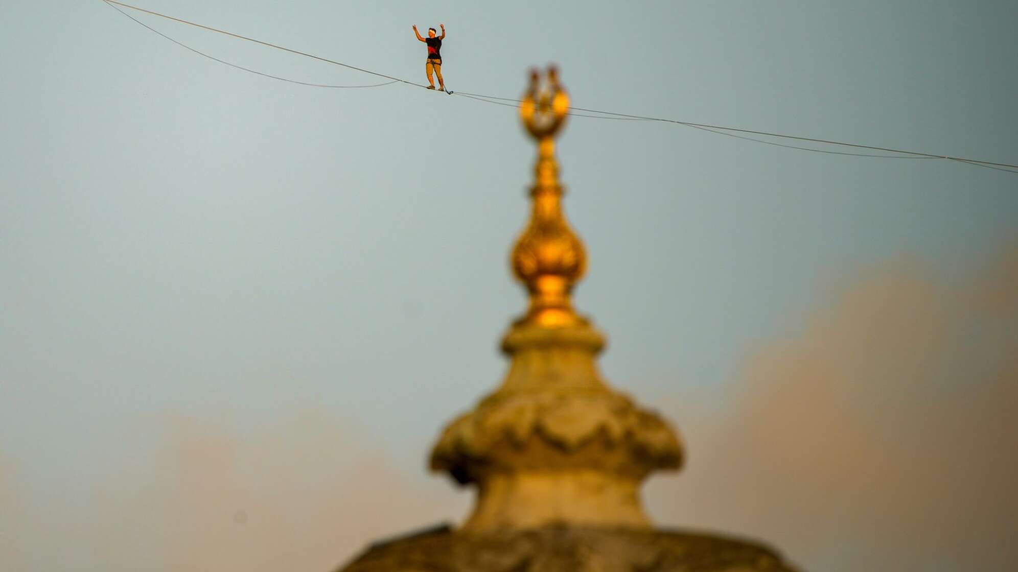 Extremsportler Jaan Roose überquert Bosporus per Slackline