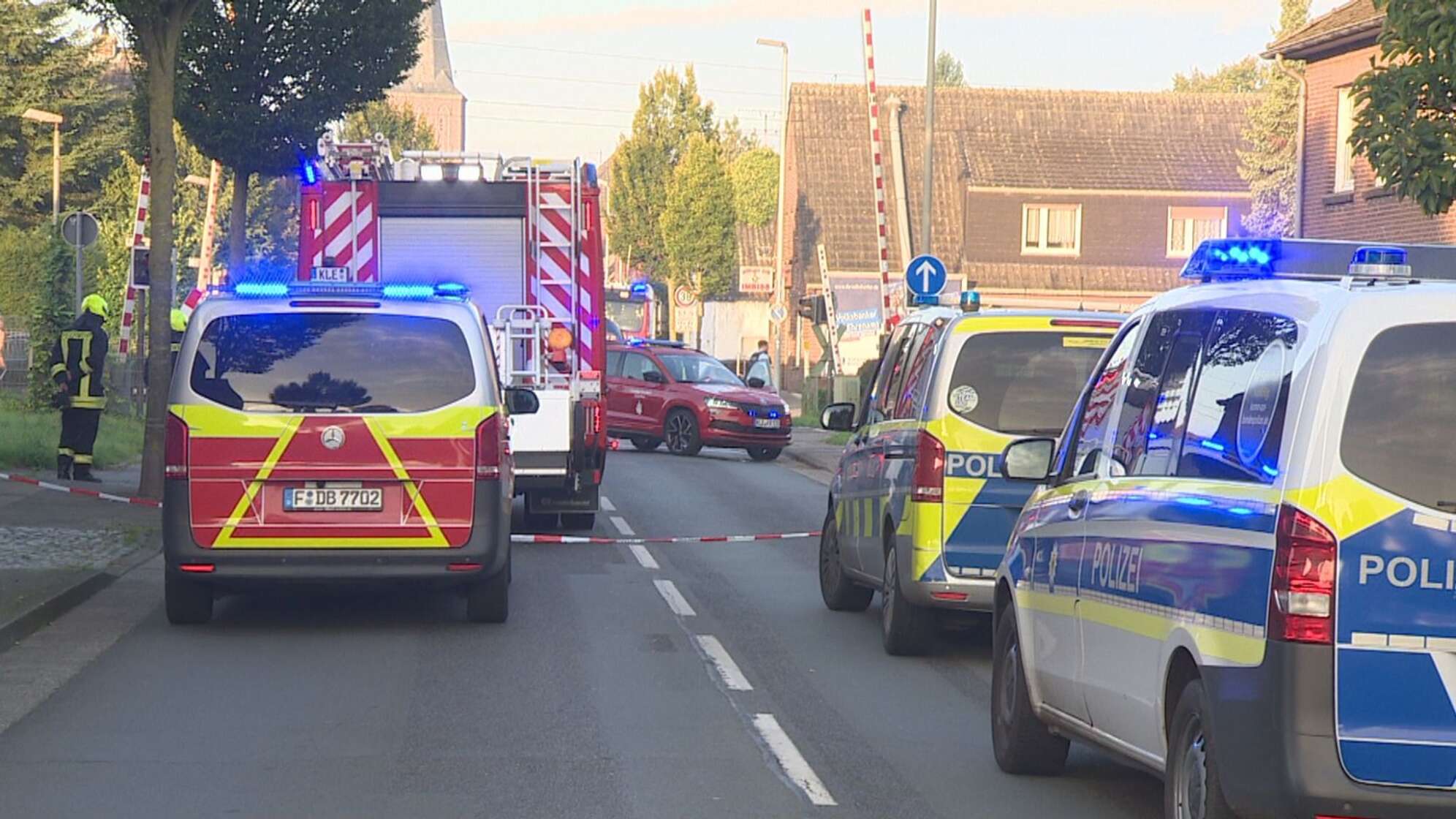 14-Jährige an Bahnübergang von Zug erfasst