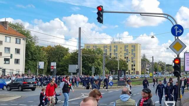 Stau in Köln: KSC-Spieler laufen zu Fuß zum Stadion