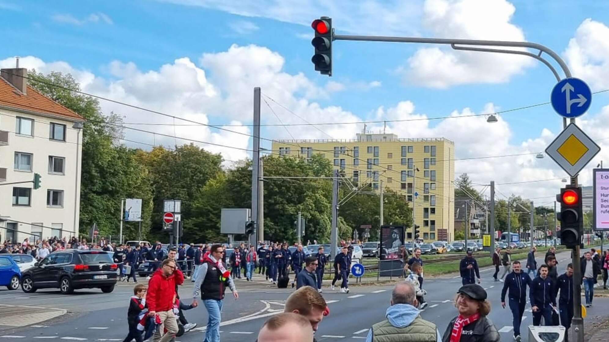 1. FC Köln - Karlsruher SC: KSC-Spieler gehen zu Fuß zum Stadion