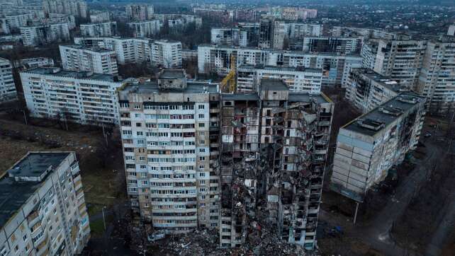 Selenskyj: Russische Bombe trifft Viertel im Norden Charkiws