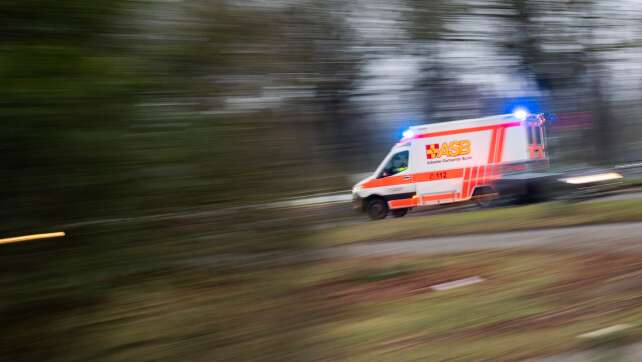 Auto prallt gegen Baum - Fahrer schwer verletzt