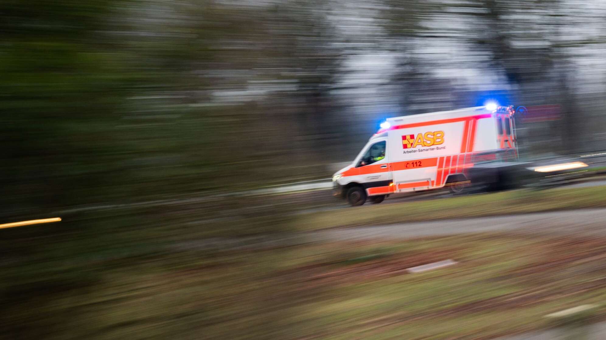 Ein Rettungswagen mit Blaulicht