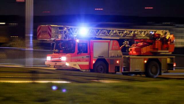 Zehn Menschen und ein Hund bei Brand in Düsseldorf gerettet