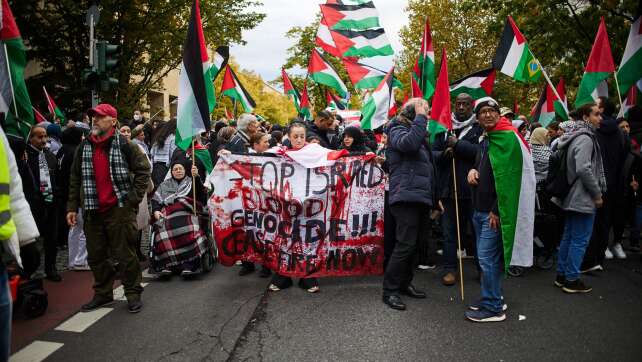 Protest und Gedenken - Hunderte demonstrieren in Berlin