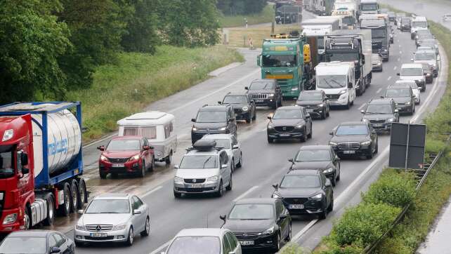 Stop and go in die Ferien: ADAC rechnet mit Staus