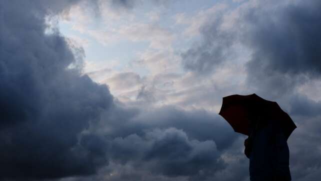 Mildes Herbstwetter mit Starkregen und Gewitter in Hessen