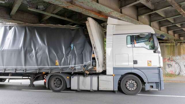 Lkw bleibt in Essen-Frillendorf unter Brücke hängen