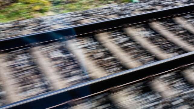 Pferd stirbt nach Zusammenstoß mit Regionalbahn