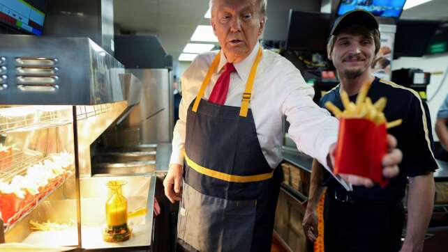 Trump macht Wahlkampf bei McDonald's - Spitze gegen Harris