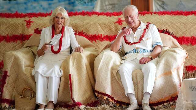 Ganz in Weiß: Charles und Camilla im Pazifikstaat Samoa