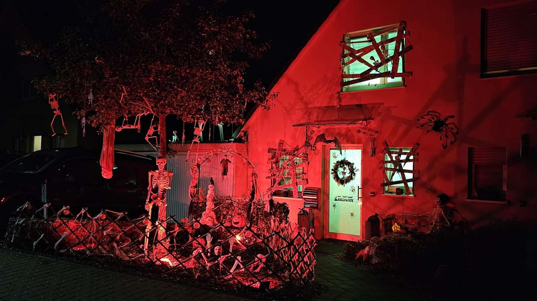 Das Halloween-Haus Siegen bei Nacht