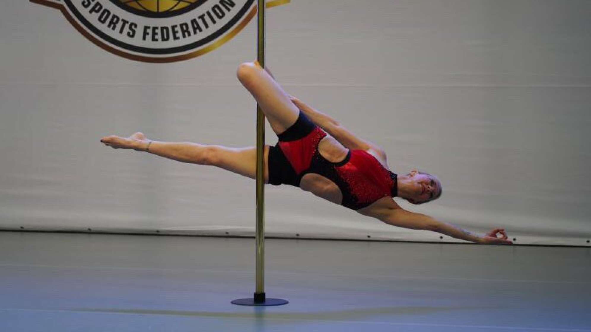 Regina Mattenklotz an der Poledance-Stange