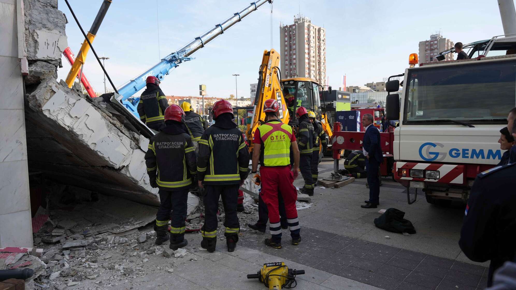 Bahnhofsvordach in Serbien stürzt ein