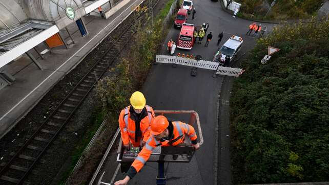 Schäden an Brücke geprüft – auch Bahnverkehr freigegeben