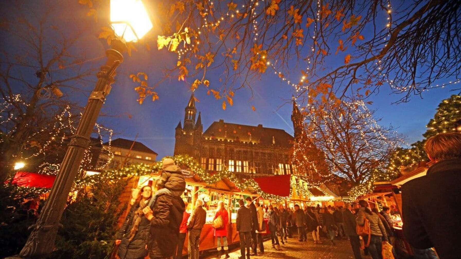 Der Weihnachtsmarkt in Aachen in der Abenddämmerung