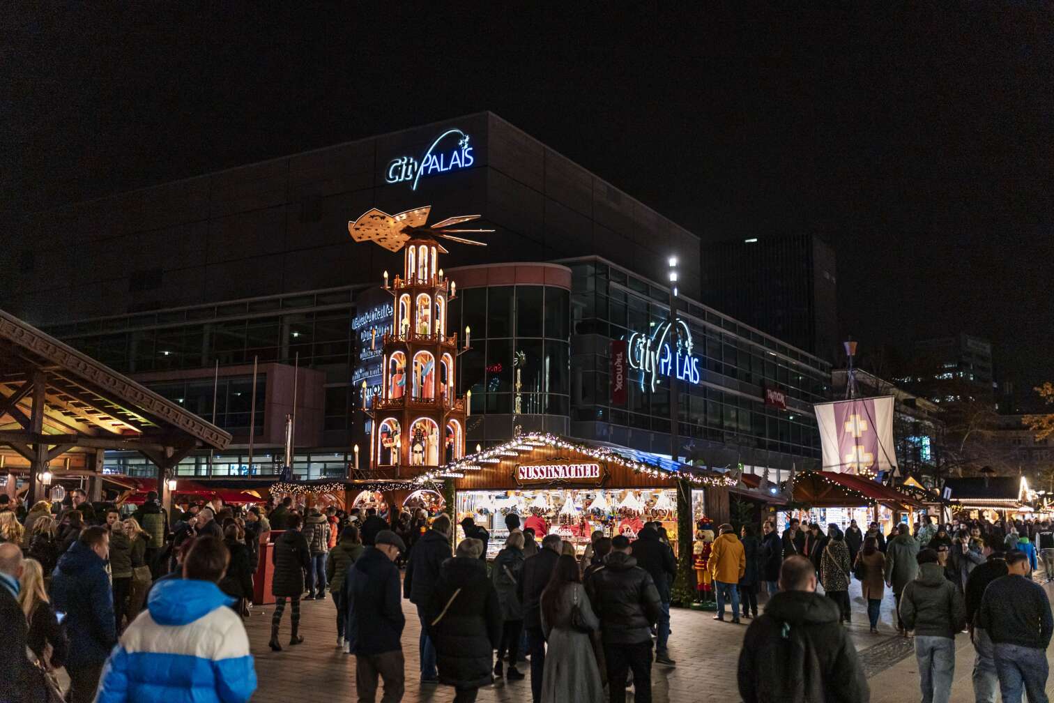 Der Duisburger Weihnachtsmarkt bei Nacht