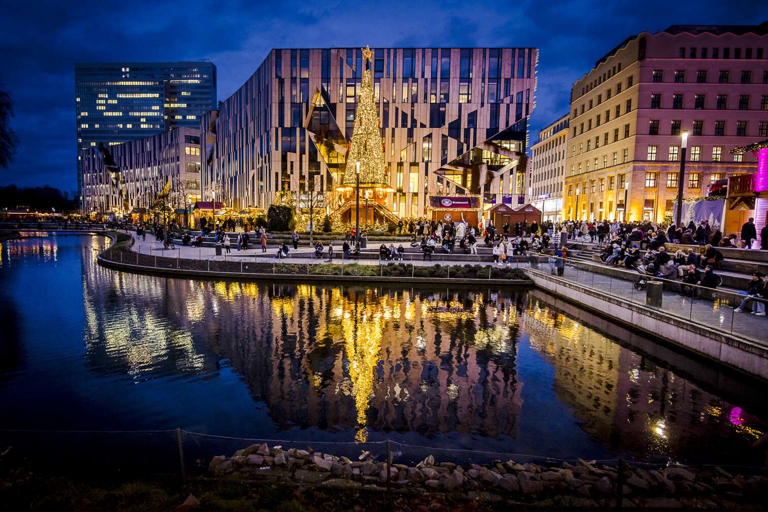 Die beleuchtete Düsseldorfer Promenade