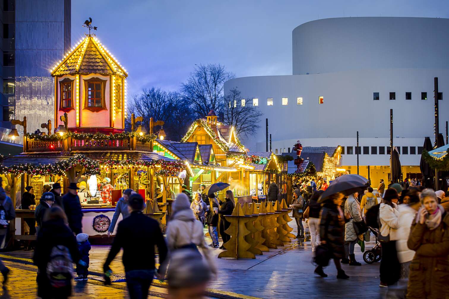 Der Weihnachtsmarkt in Düsseldorf in der Abenddämmerung