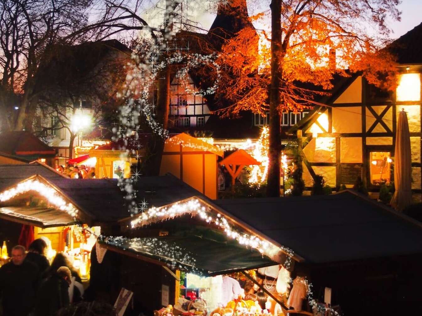 Weihnachtshütten in der Abenddämmerung in Bad Sassendorf