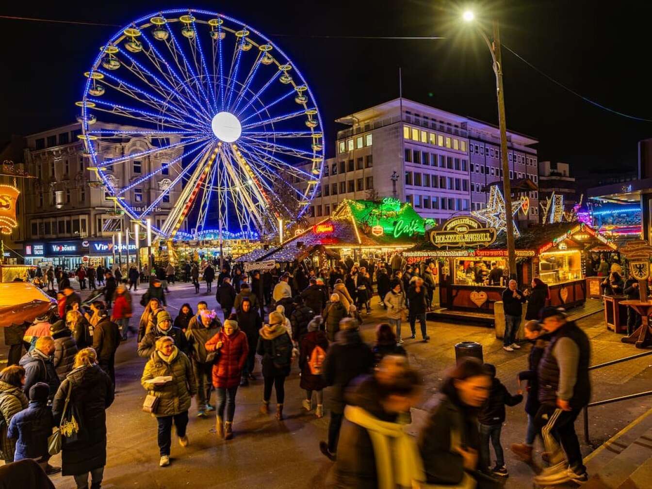 Das blau beleuchtete Risesenrat auf dem Dortmunder Weihnachtsmarkt