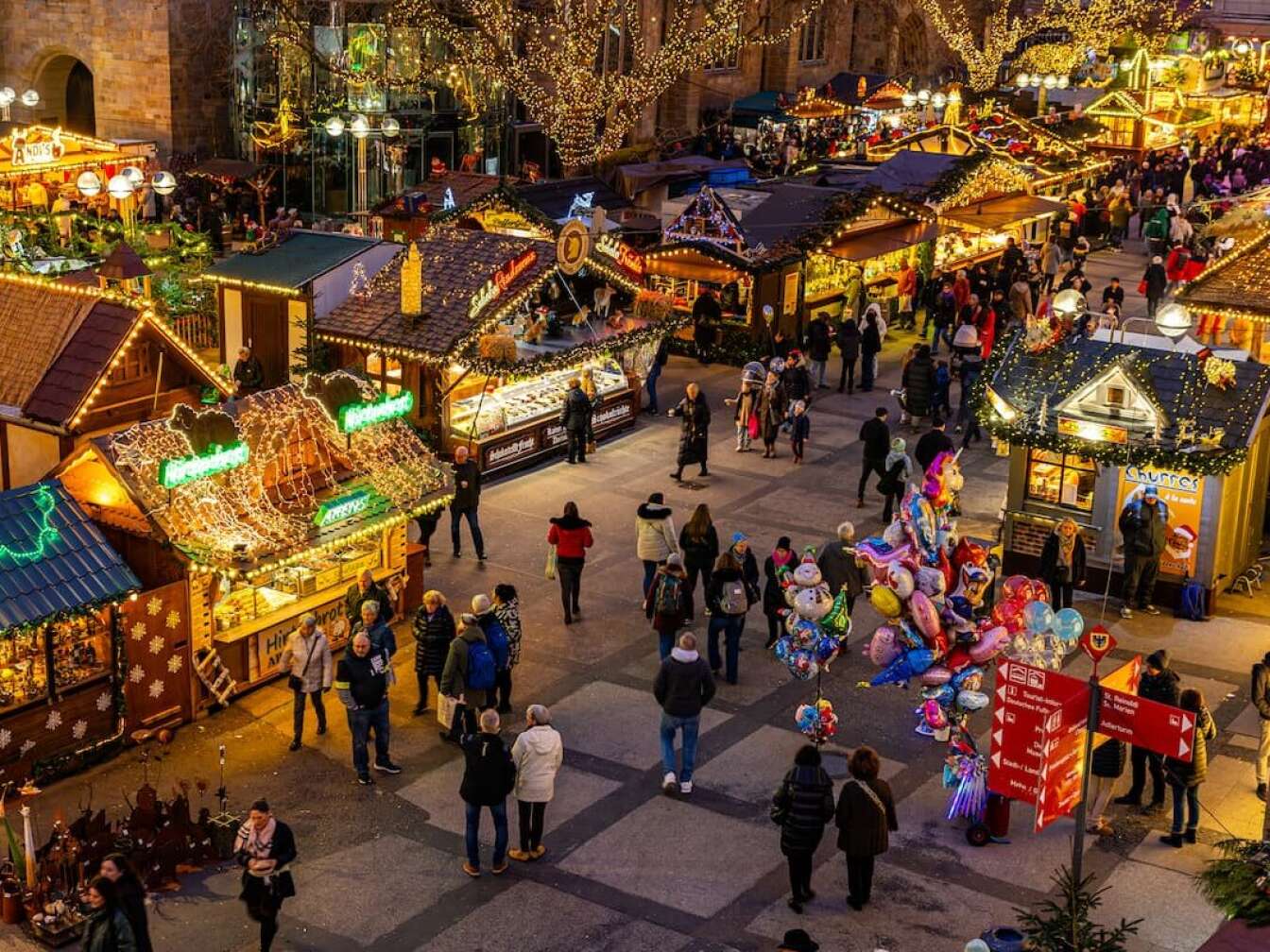 Beleuchtete Stände auf dem Dortmunder Weihnachtsmarkt