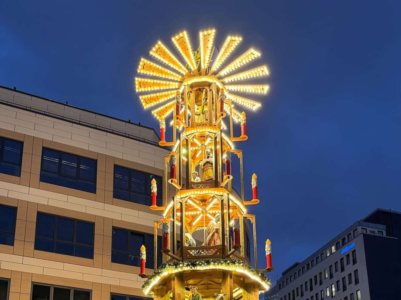 Die beleuchtete Weihnachtspyramide auf dem Essener Weihnachtsmarkt