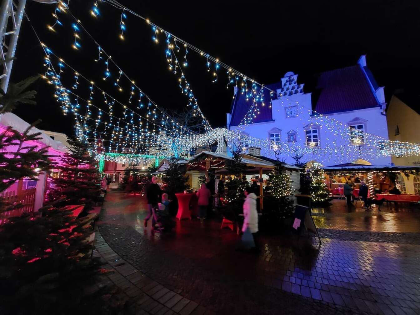 Der beleuchtete Weihnachtsmarkt bei Nacht