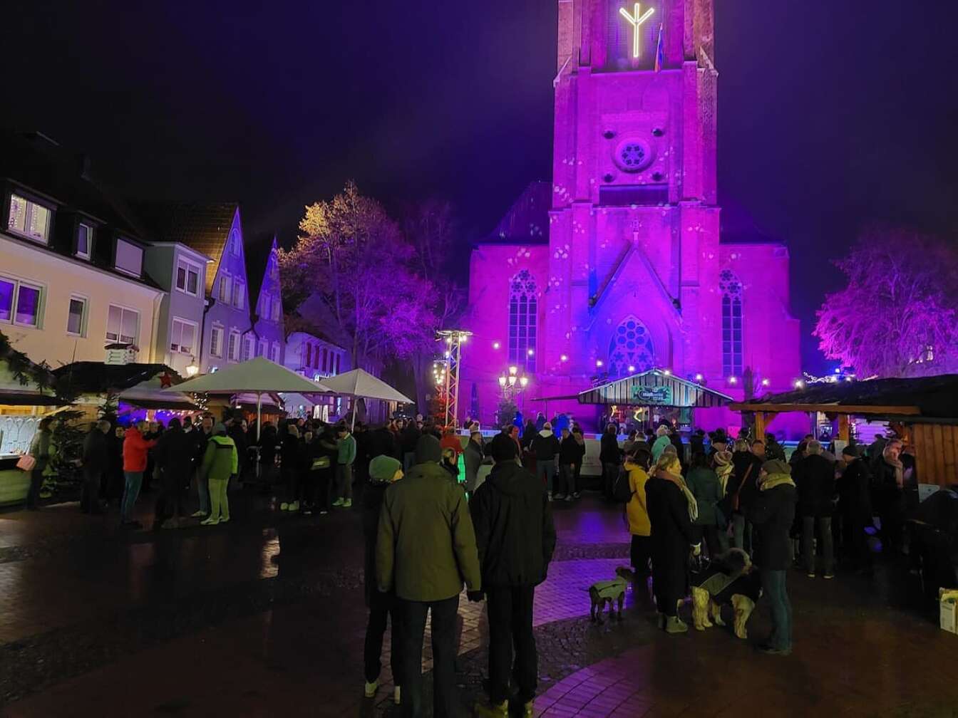 Der Weihnachtsmarkt in Haltern am See vor dem beleuchteten Kirchturm