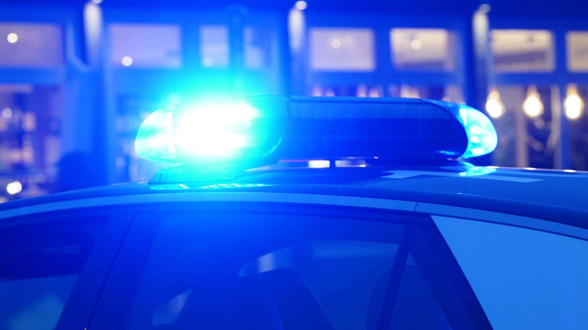 Ein Streifenwagen der Polizei mit eingeschaltetem Blaulicht