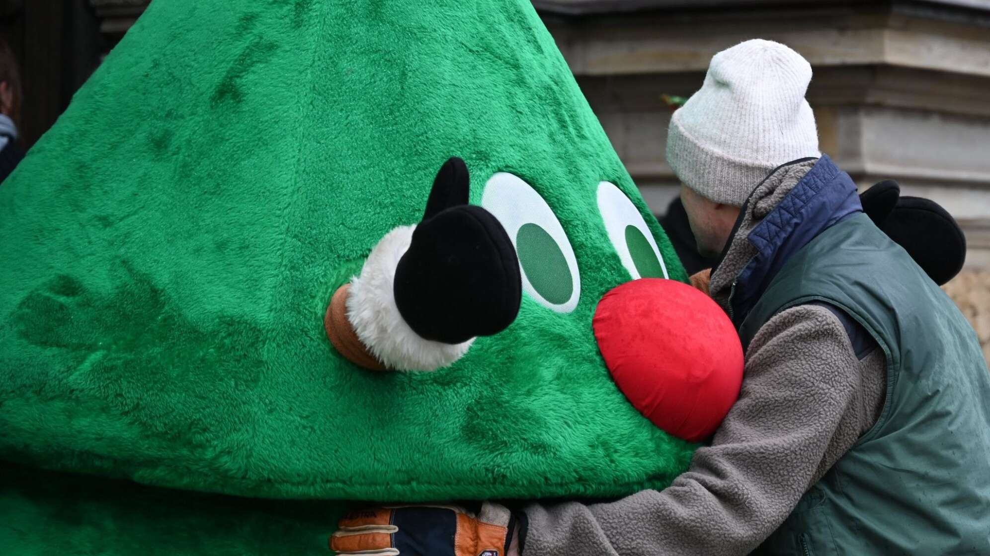 Prozess wegen Hausfriedensbruchs - Streit um Weihnachtsbaum