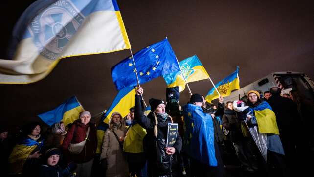 Solidarität für Ukraine: Demo mit zerschossenem Krankenwagen