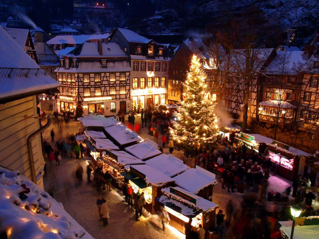 Der Monschauer Weihnachtsmarkt von oben