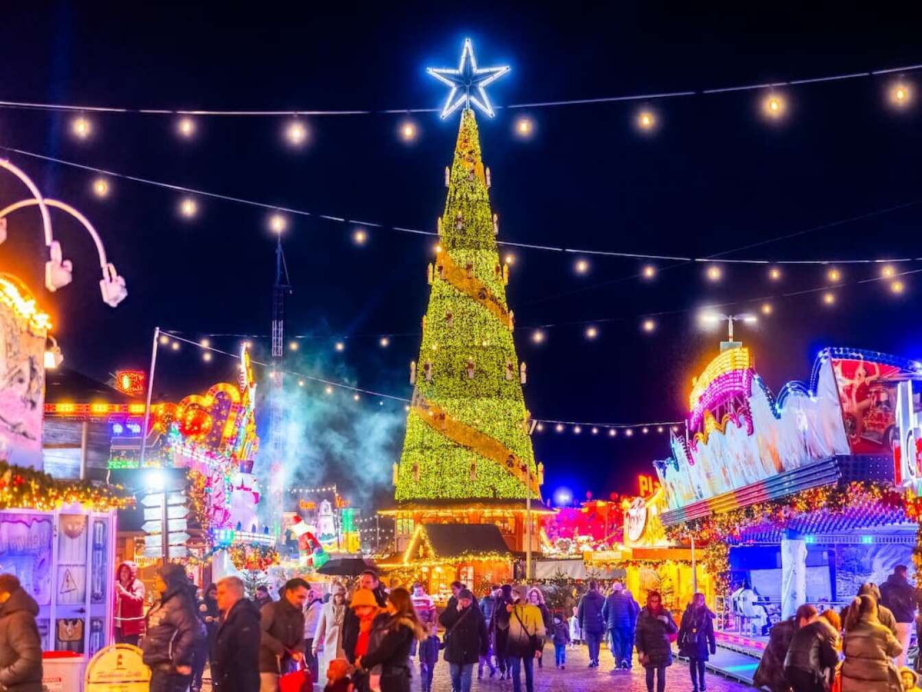 Der beleuchtete Weihnachtsbaum auf dem Weihnachtsmarkt in Herne