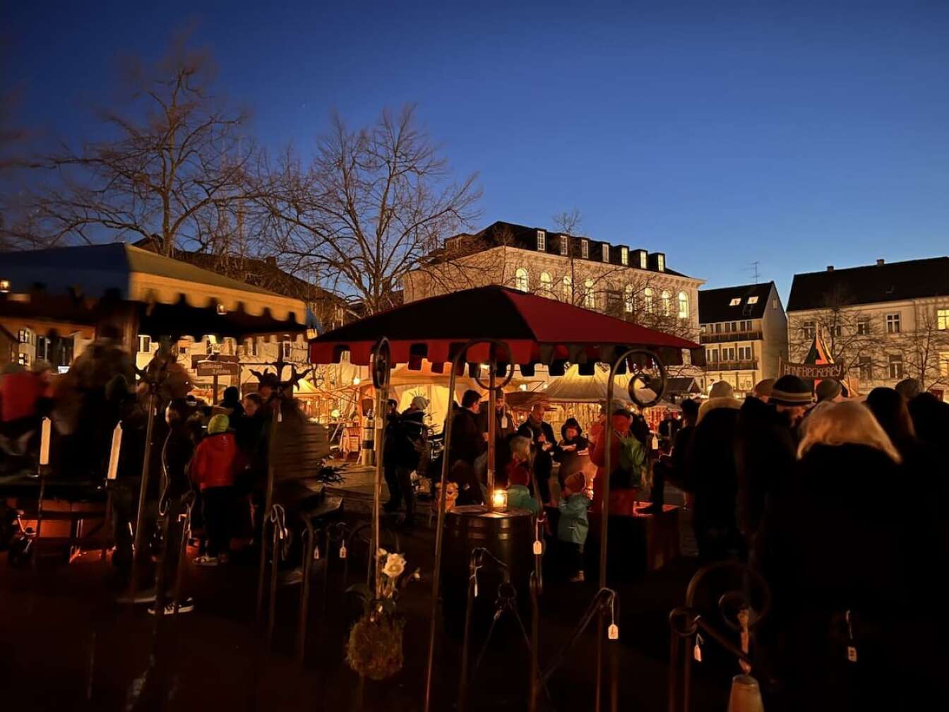 Der mittelalterliche Markt in Siegburg in der Abenddämmerung