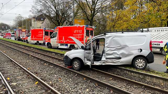 Auto kracht in Straßenbahn und kommt im Gleisbett zum Stehen