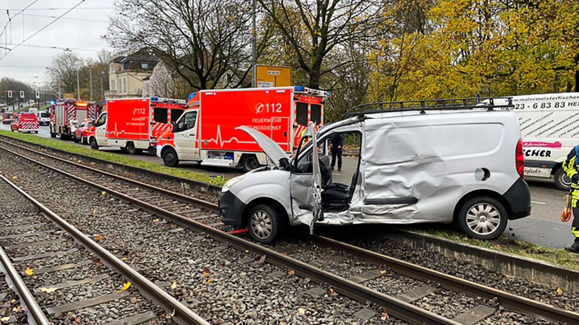 Auto mit Straßenbahn kollidiert