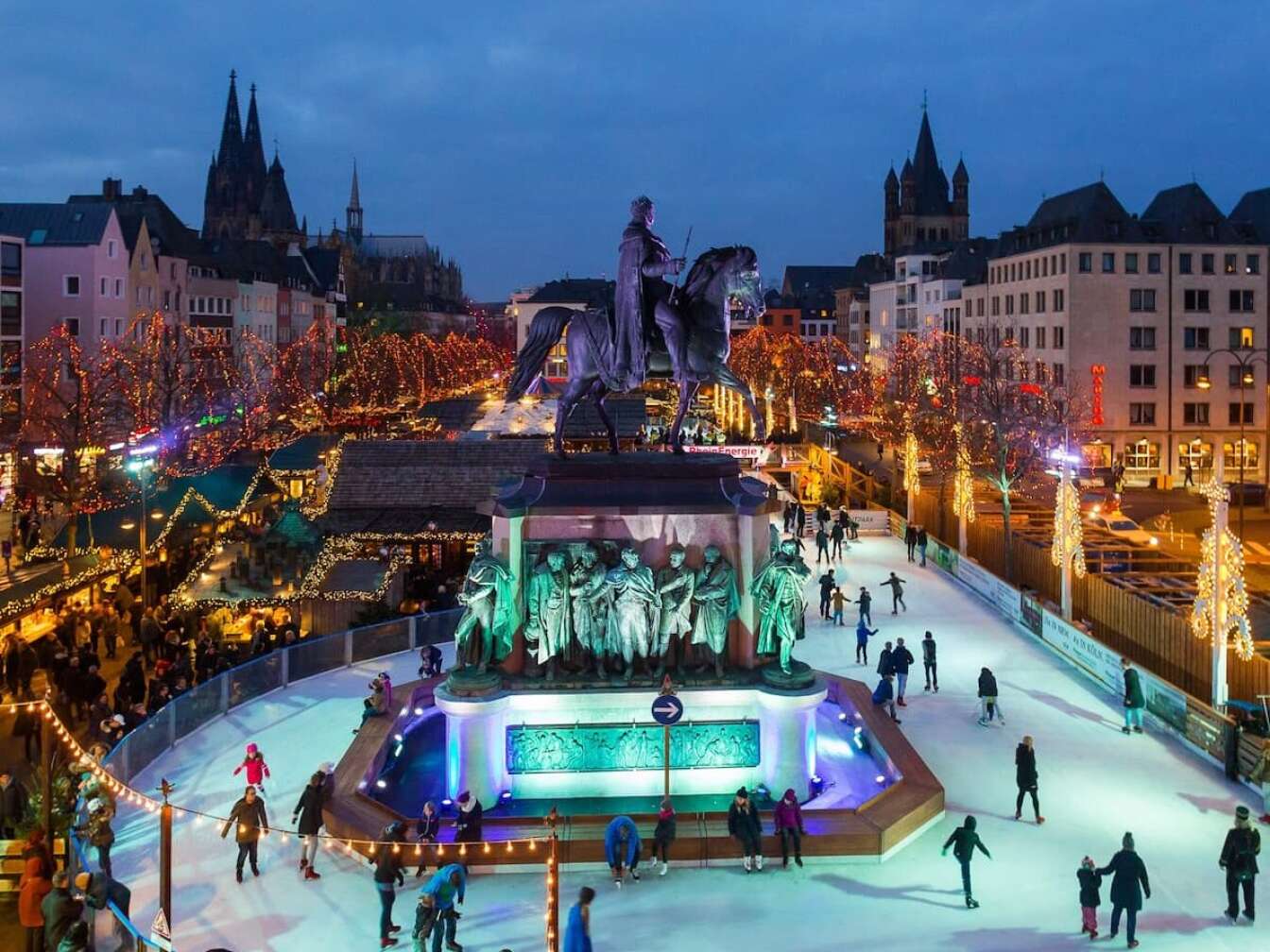 Wie Eisbahn auf dem Kölner Heumarkt von oben