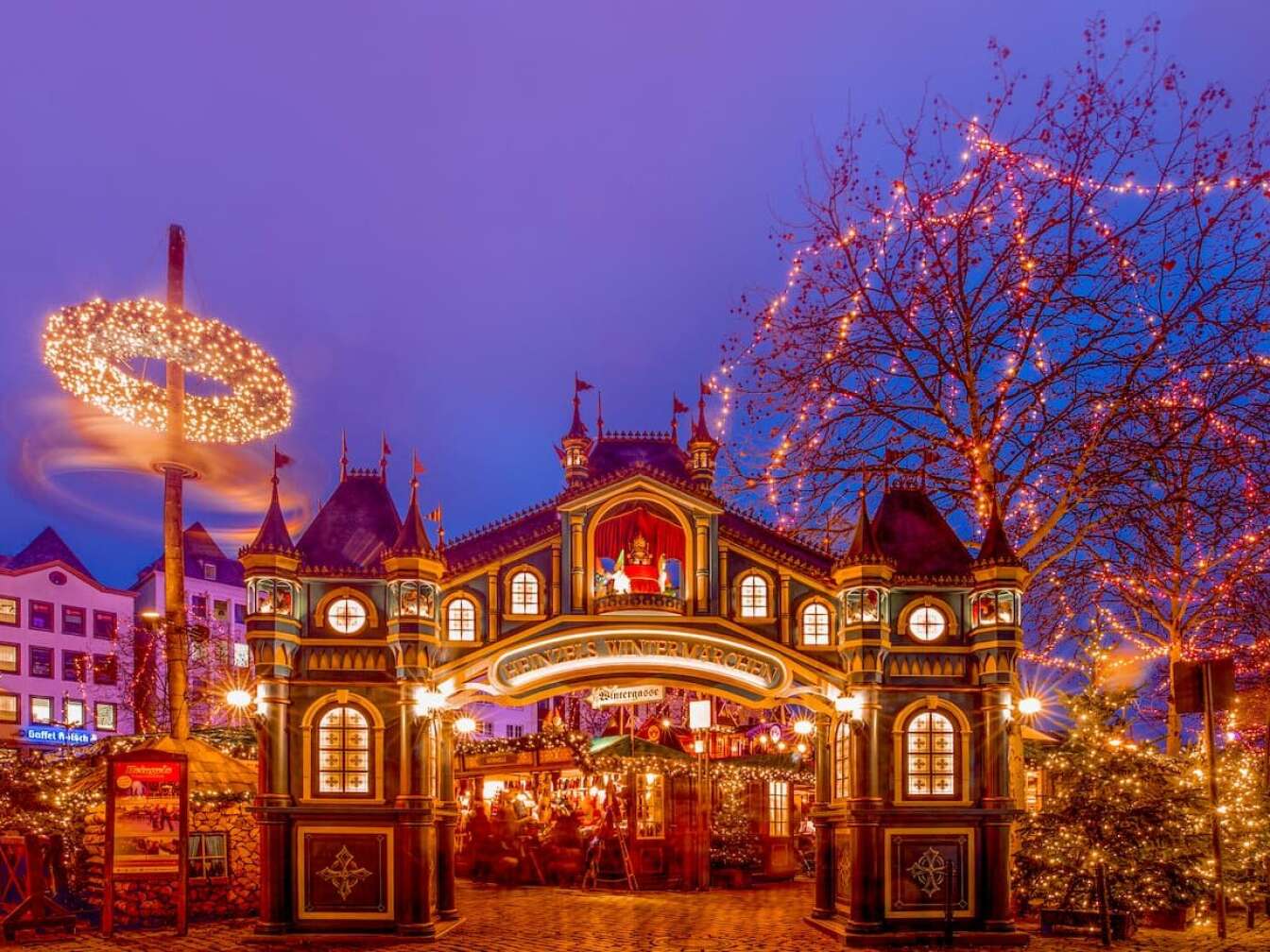 Das beleuchtete Eingangtor zum Weihnachtsmarkt auf dem heumarkt